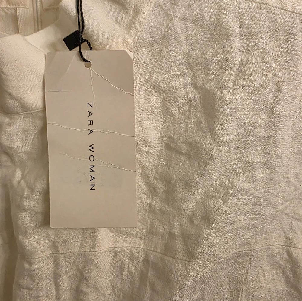 Elegant White Sleeveless Top - Picture 3 of 7